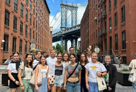 202510_Schulbesuch USA Gruppenprogramm Bild 1